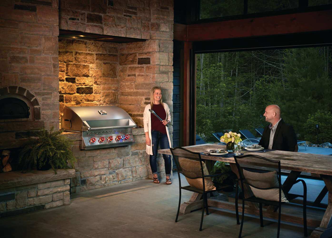 BIG38RBNSS-1-Web-Gallery-06-700-Series-BIG38RB-Life-Pool-View-Grill-on-with-people