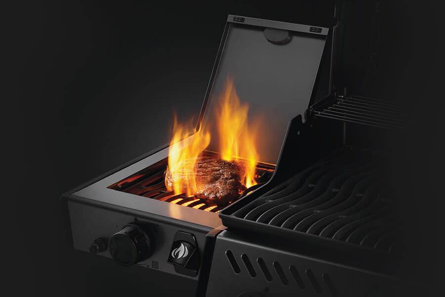 F425DSIBPGT-DE-Web-Gallery-04-feat-freestyle-infrared-sizzle-zone-side-burner-EU