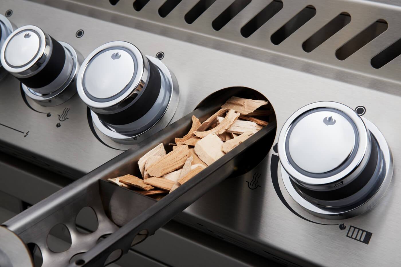 BIPRO665RBPSS-3-Web-Gallery-05-PRO665-PRO825-details-wood-chip-smoker-Napoleon-Napoleon-grills