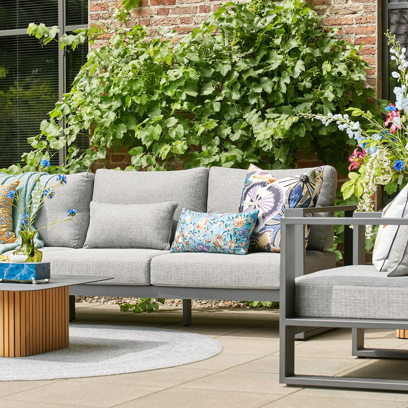 Sofaset_SUNS_Savona_MRG_LightAnthracite_mood_detail_01_2500